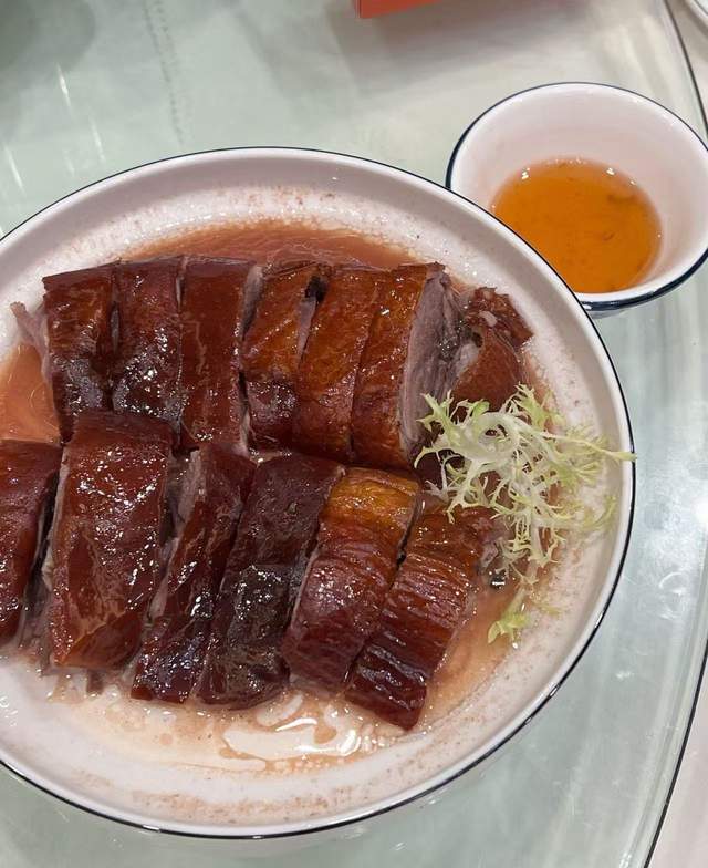 开了快40年的老店特色菜吃撑了！pg电子免费模拟器游戏广州这家(图2)